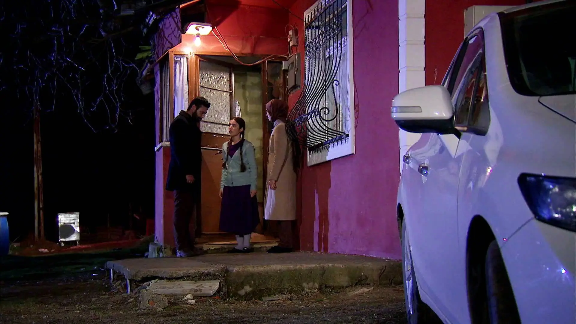 Zehra descubre que su madre ha huido con su bebé 