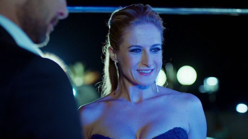 Cihan se presenta por sorpresa en la fiesta de cumpleaños de su hermana Gülfem y Ömer queda deslumbrado con Gülru 