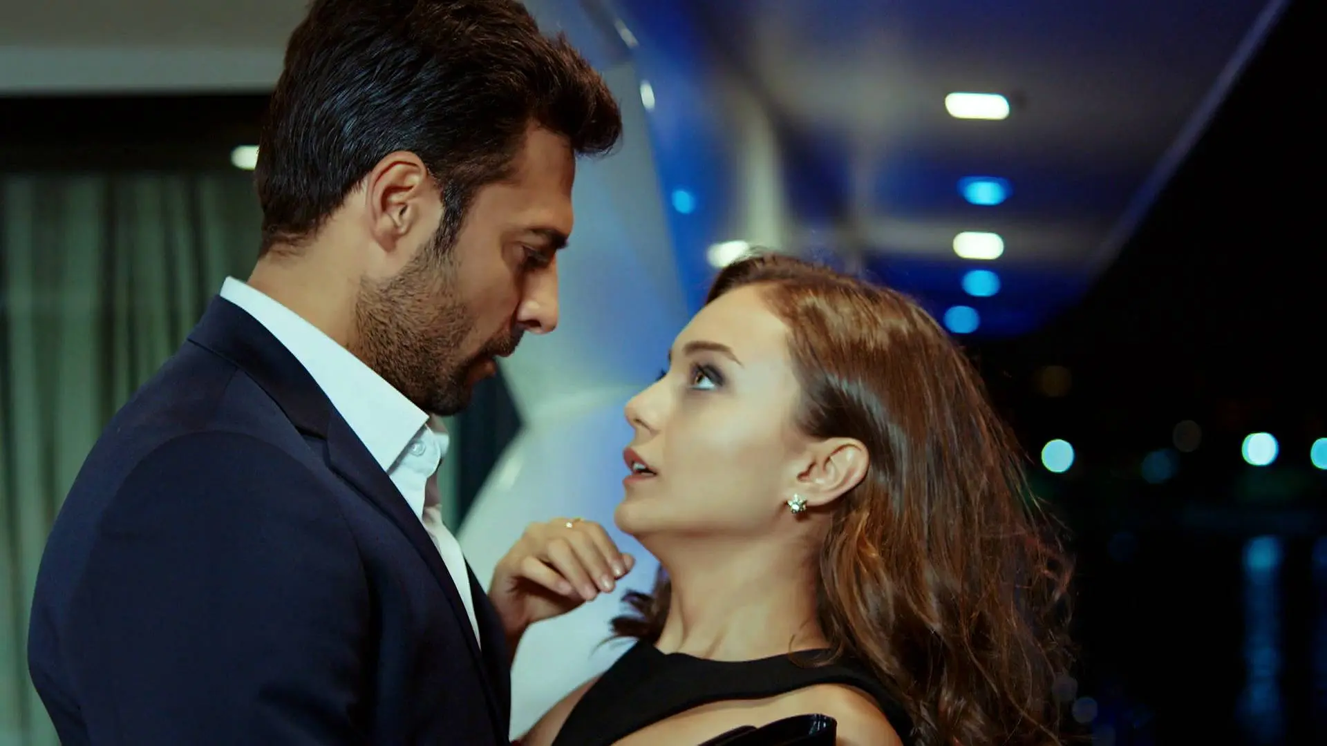 Gülru y Ömer Guerra de rosas