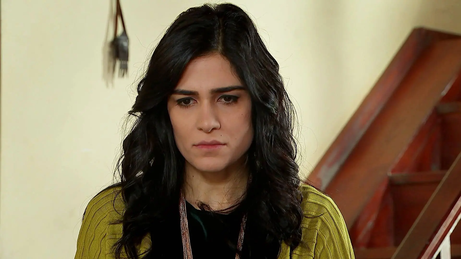 Leyla intenta que Devra no se lleva a vivir con Melek Leyla intenta que Devra no se lleva a vivir con Melek