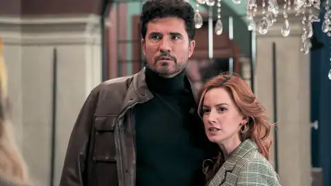 Carlota, afectada por un trastorno paranoide, está convencida de que todos quieren hacerle daño Carlota, afectada por un trastorno paranoide, está convencida de que todos quieren hacerle daño