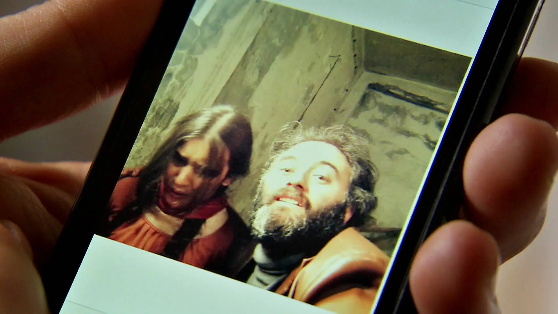 Azad y Zeynep descubren que Siyar ha secuestrado a Zehra Azad y Zeynep descubren que Siyar ha secuestrado a Zehra