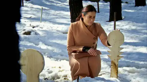 Melek visita la tumba de Zehra Melek visita la tumba de Zehra