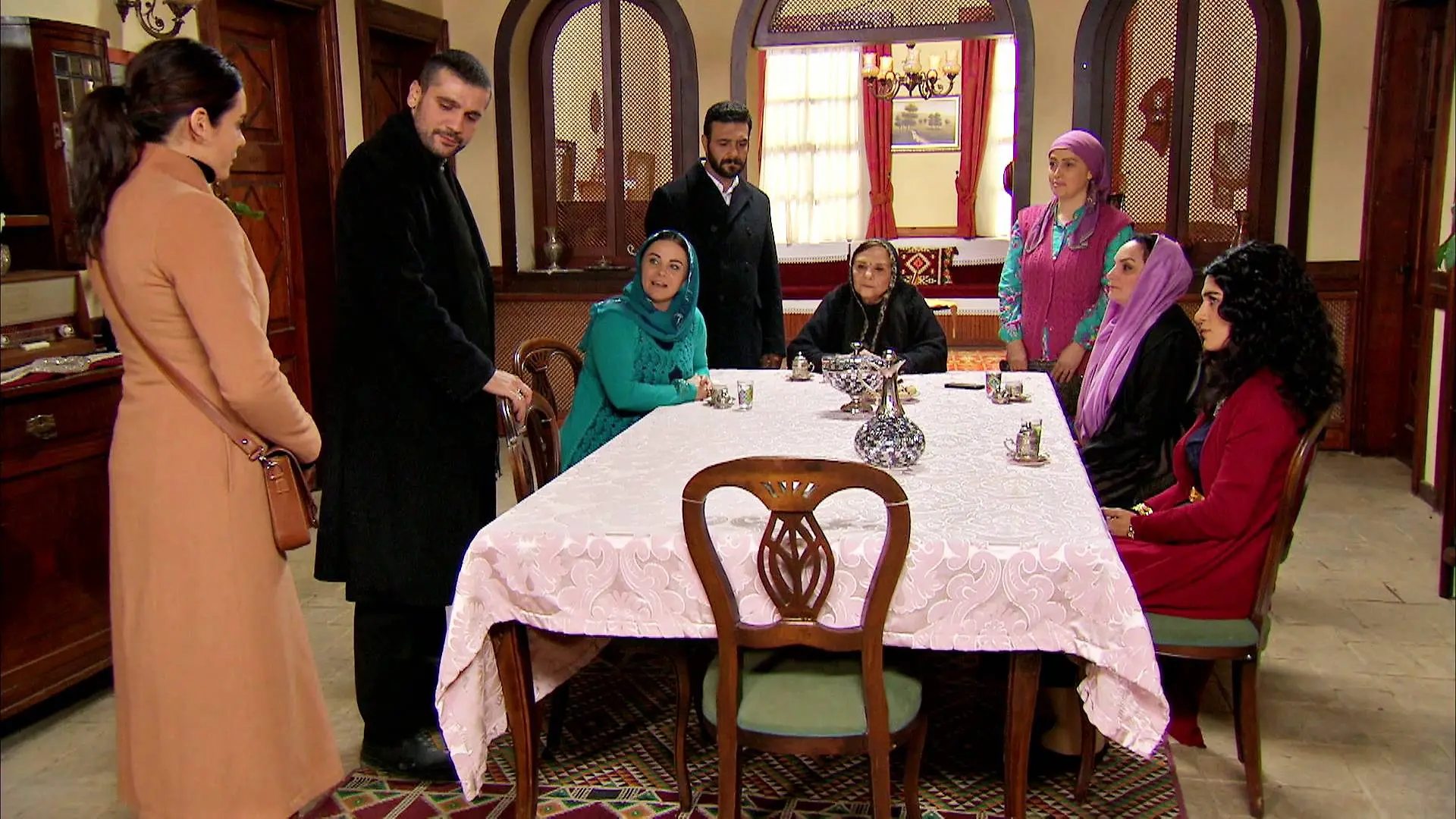 Azad comunica a los Kirman su compromiso con Havin 