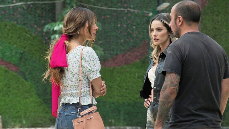 Mariluz, en su afán por contactar con Lisardo a través de las redes sociales, se mete en un buen lío