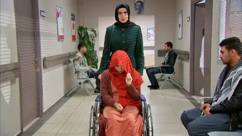 Zehra logra pasar desapercibida ante Devra Zehra logra pasar desapercibida ante Devra