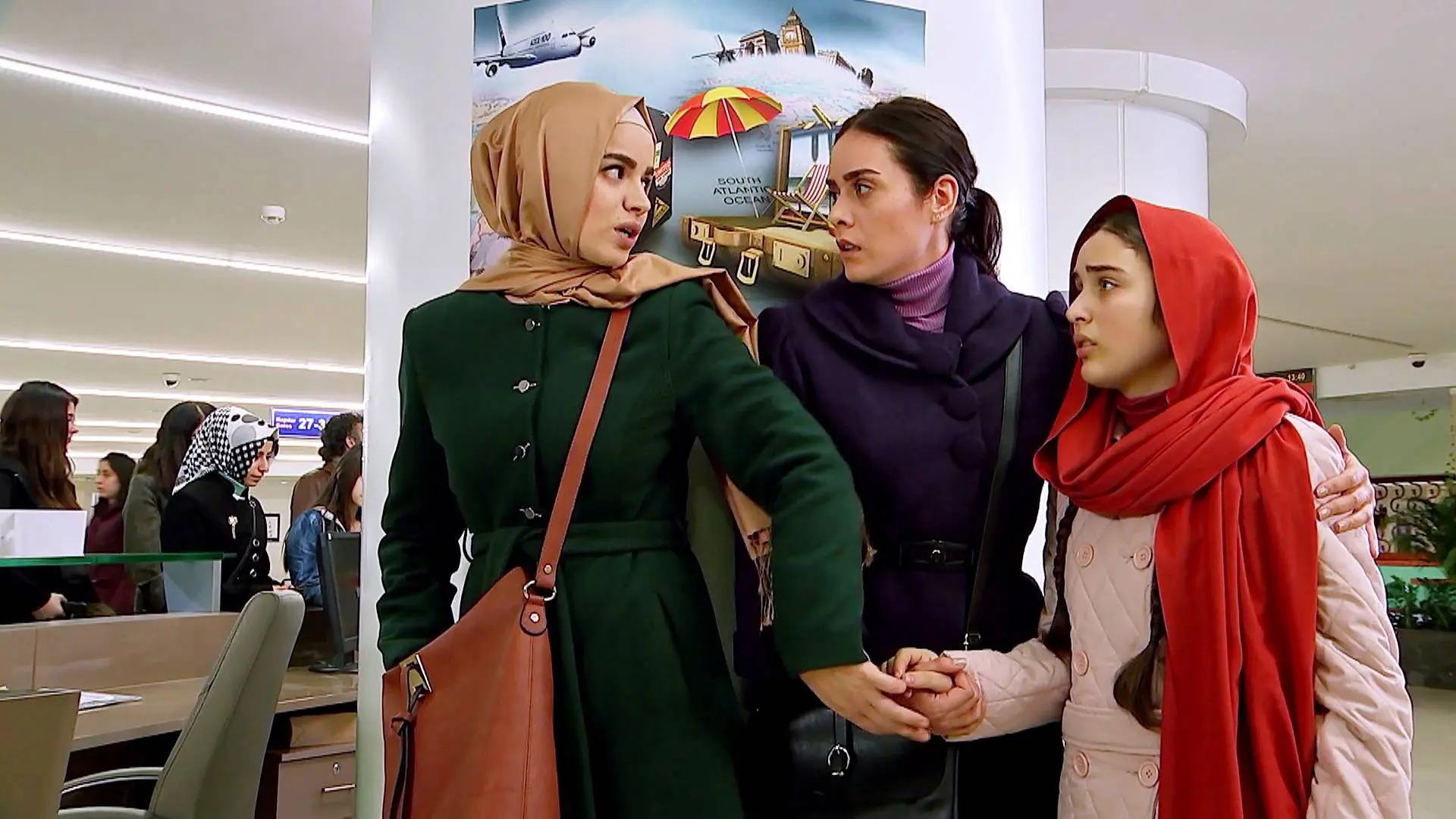 Melek y Zehra no se dejan atrapar por Devra Melek y Zehra no se dejan atrapar por Devra