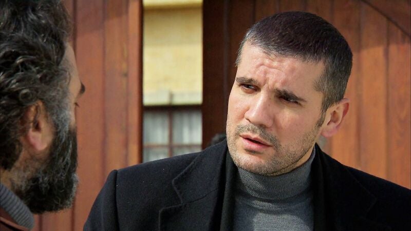 Devra descubre que Zehra sigue viva e intenta que Melek no pueda huir con su hija, ¿lo conseguirá?