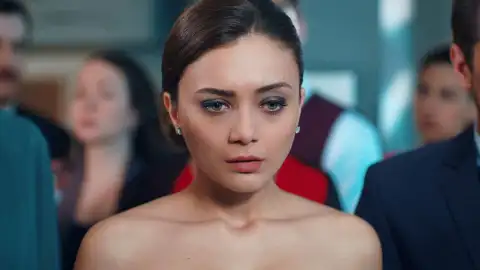 Gülru Guerra de rosas