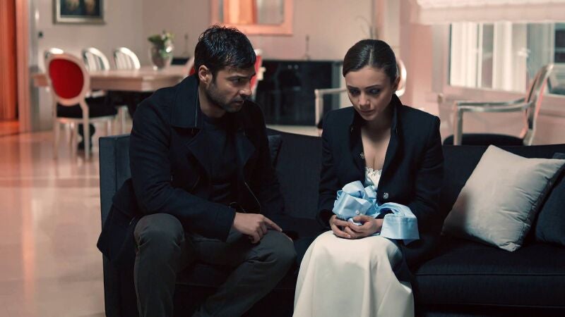 Ömer quiere que Gülru le explique por qué se casó con Cihan pero ella se resiste