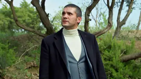 Devra salva a la vida a Azad a cambio de no revelar a Nujin su verdadera identidad Devra salva a la vida a Azad a cambio de no revelar a Nujin su verdadera identidad