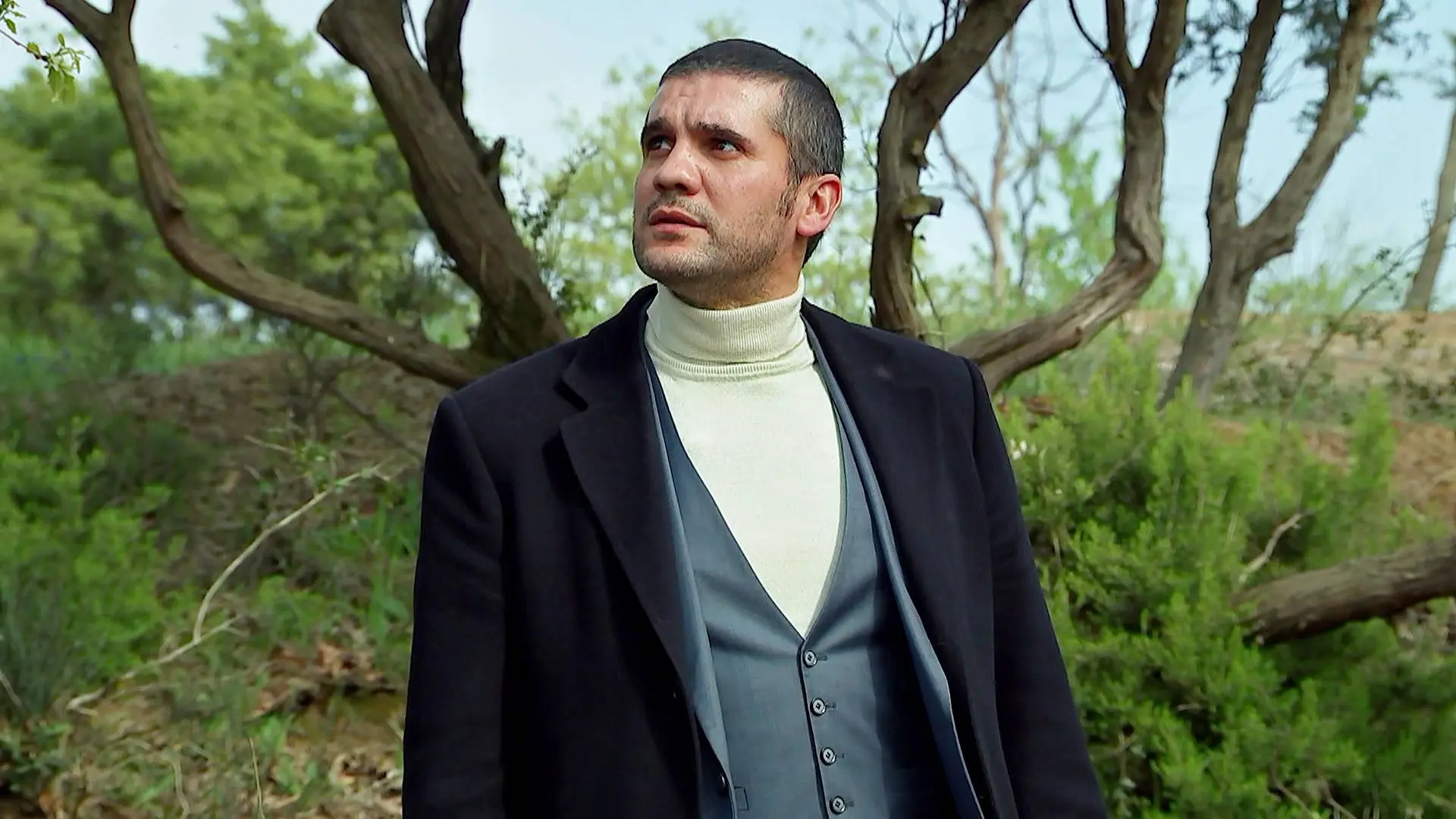 Devra salva a la vida a Azad a cambio de no revelar a Nujin su verdadera identidad