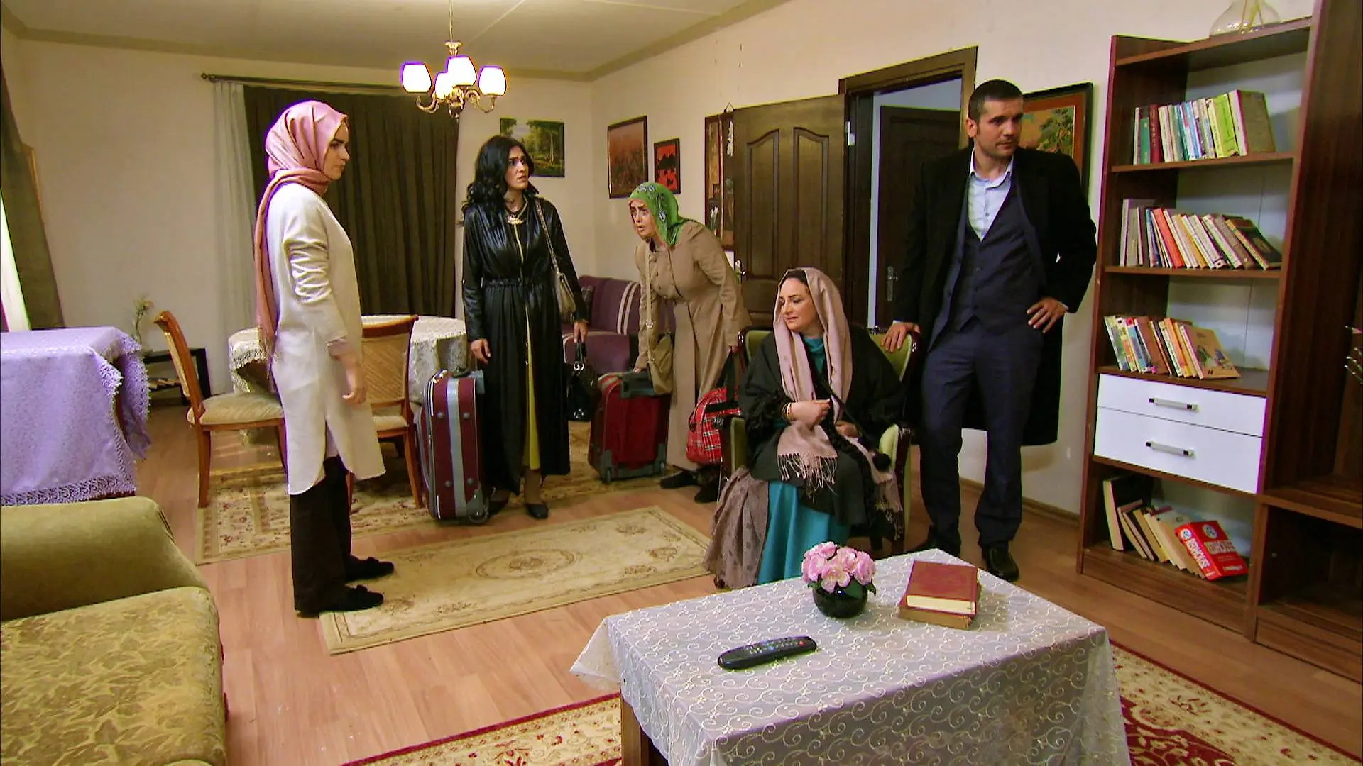 Zeynep tiende una mano a Devra Zeynep tiende una mano a Devra
