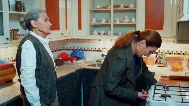 Halide intenta acabar con la vida de Gülru y toda su familia, pero su plan fracasa