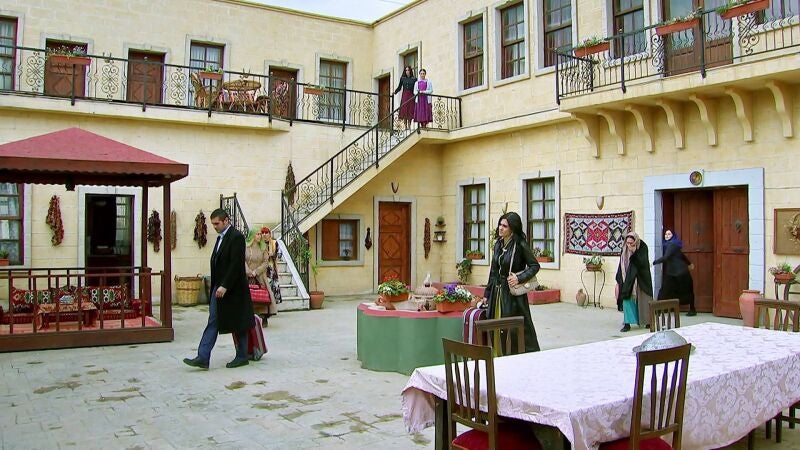 Devra, Behiye, Leyla y Fatma abandonan la mansión de los Kirman para siempre y Zeynep les tiende una mano