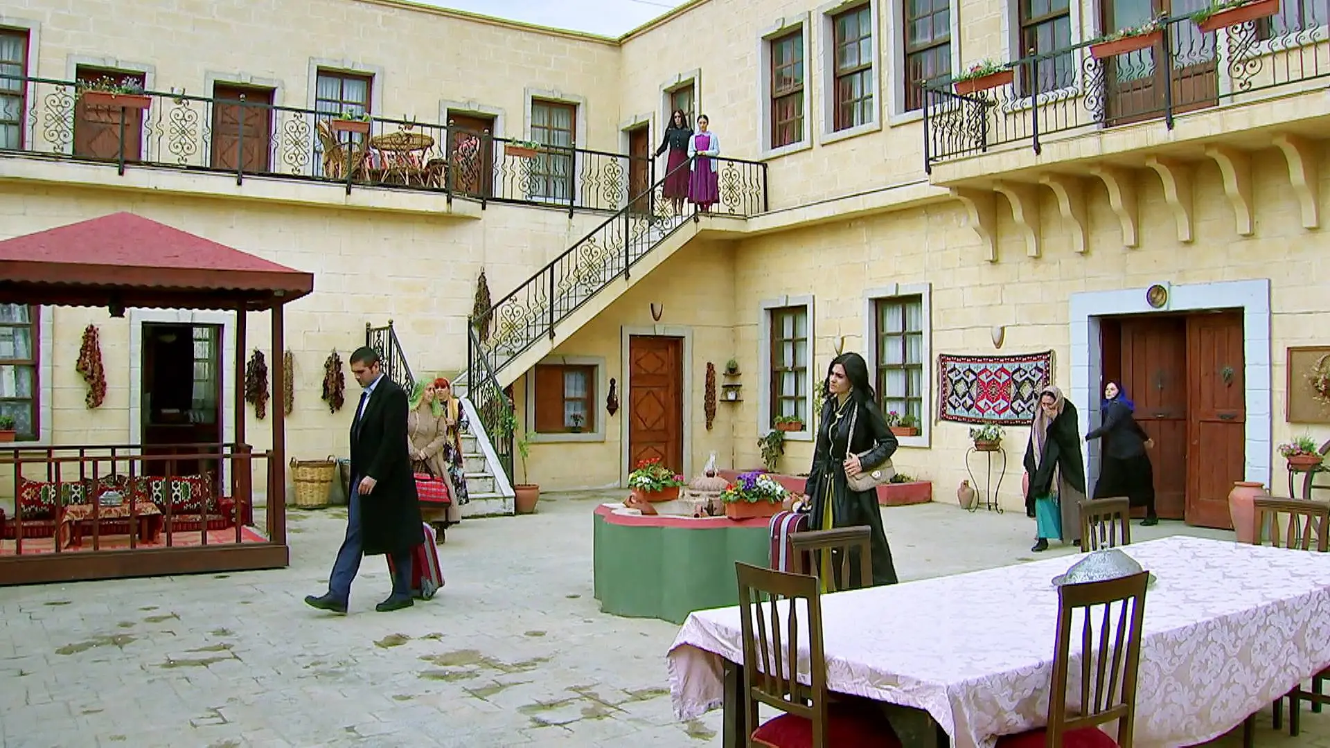 Devra, Behiye, Leyla y Fatma abandona la mansión de los Kirman para siempre y Zeynep les tiende una mano Devra, Behiye, Leyla y Fatma abandona la mansión de los Kirman para siempre y Zeynep les tiende una mano