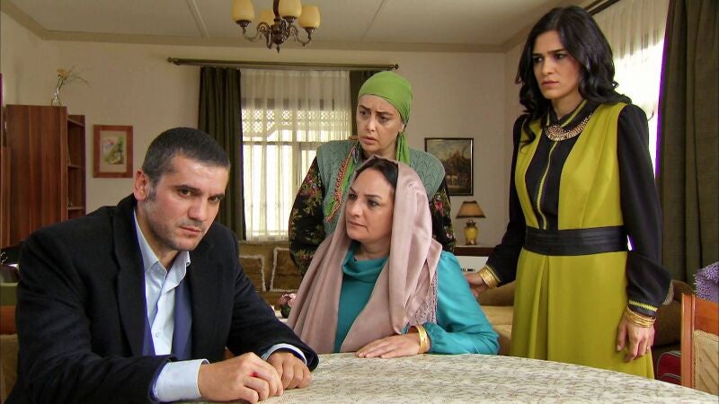 Devra desata su furia: descubre los planes de Melek y Azad y decide vengarse de ellos y de los Kirman