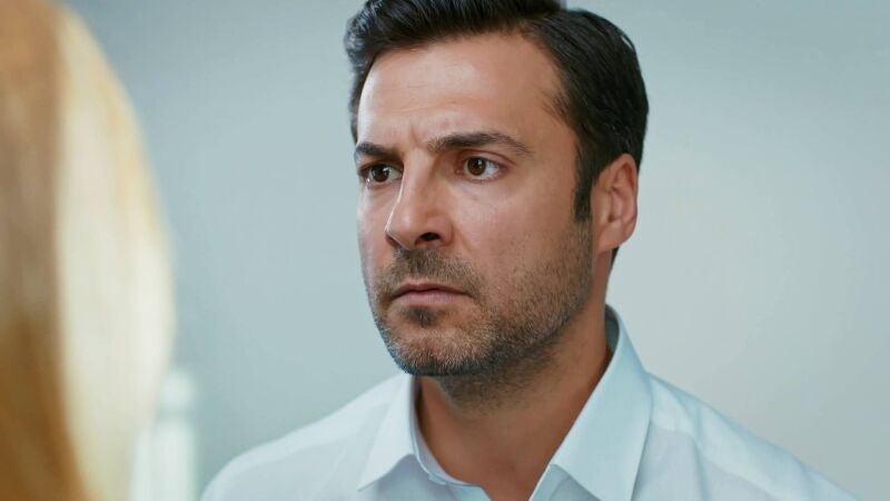 Ömer está muy dolido con Gülfem... ¡Y el pide el divorcio!