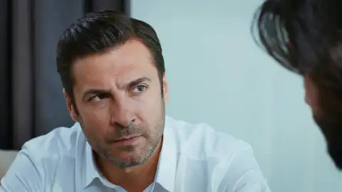 Ömer da su consentimiento a Onur para que consuele a Gülfem Ömer da su consentimiento a Onur para que consuele a Gülfem