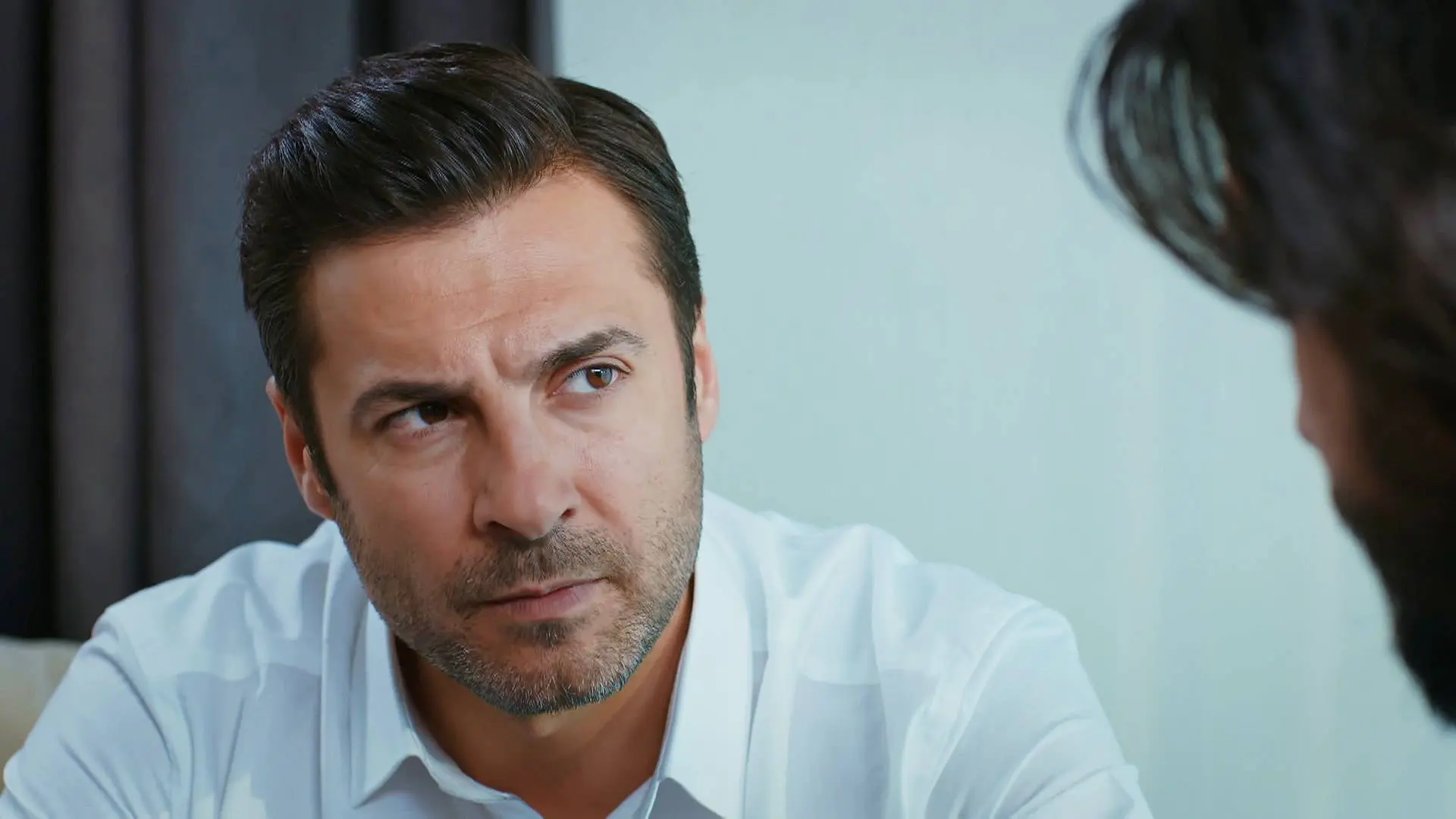 Ömer da su consentimiento a Onur para que consuele a Gülfem Ömer da su consentimiento a Onur para que consuele a Gülfem