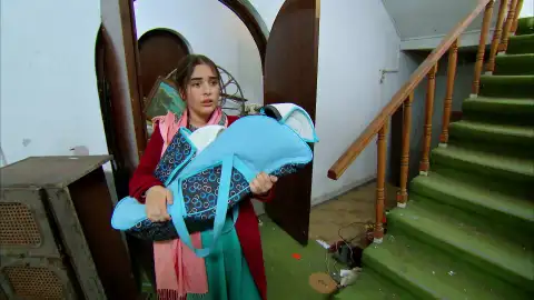 Alí oculta a Zehra y a su hijo Alí es un casa en ruinas Alí oculta a Zehra y a su hijo Alí es un casa en ruinas