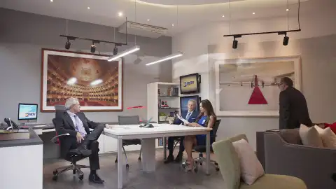 Julieta hace pública su relación con Sergio, lo que provoca un gran escándalo Julieta hace pública su relación con Sergio, lo que provoca un gran escándalo