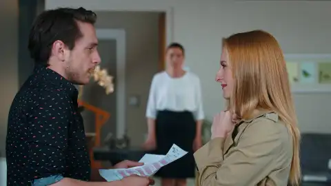 Gülfem muestra a Cihan un informe de ADN que refleja que no es hija de Halide Gülfem muestra a Cihan un informe de ADN que refleja que no es hija de Halide