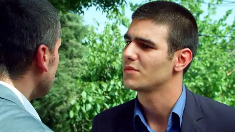 Alí pide ayuda a Devra Alí pide ayuda a Devra