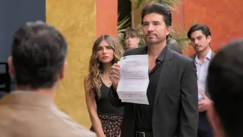 Augusto descubre la verdadera identidad de los hermanos Guerrero y los desenmascara ante sus hijas Augusto descubre la verdadera identidad de los hermanos Guerrero y los desenmascara ante sus hijas