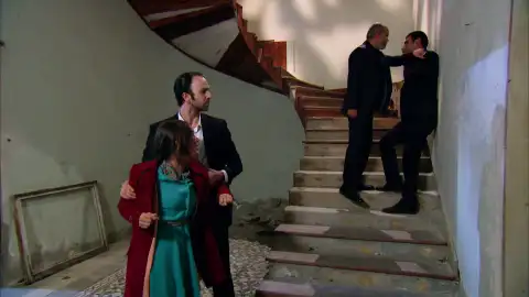 Las deudas de Alí con un mafioso hacen que Zehra pague las consecuencias de su adicción al juego Las deudas de Alí con un mafioso hacen que Zehra pague las consecuencias de su adicción al juego