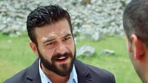Azad descubre que Devra se ha apropiado de las tierras familiares Azad descubre que Devra se ha apropiado de las tierras familiares