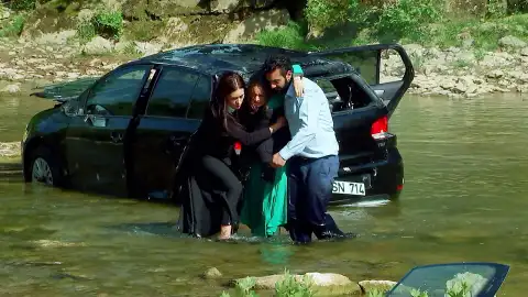 Melek y Azad rescatan a Zehra tras sufrir un accidente Melek y Azad rescatan a Zehra tras sufrir un accidente