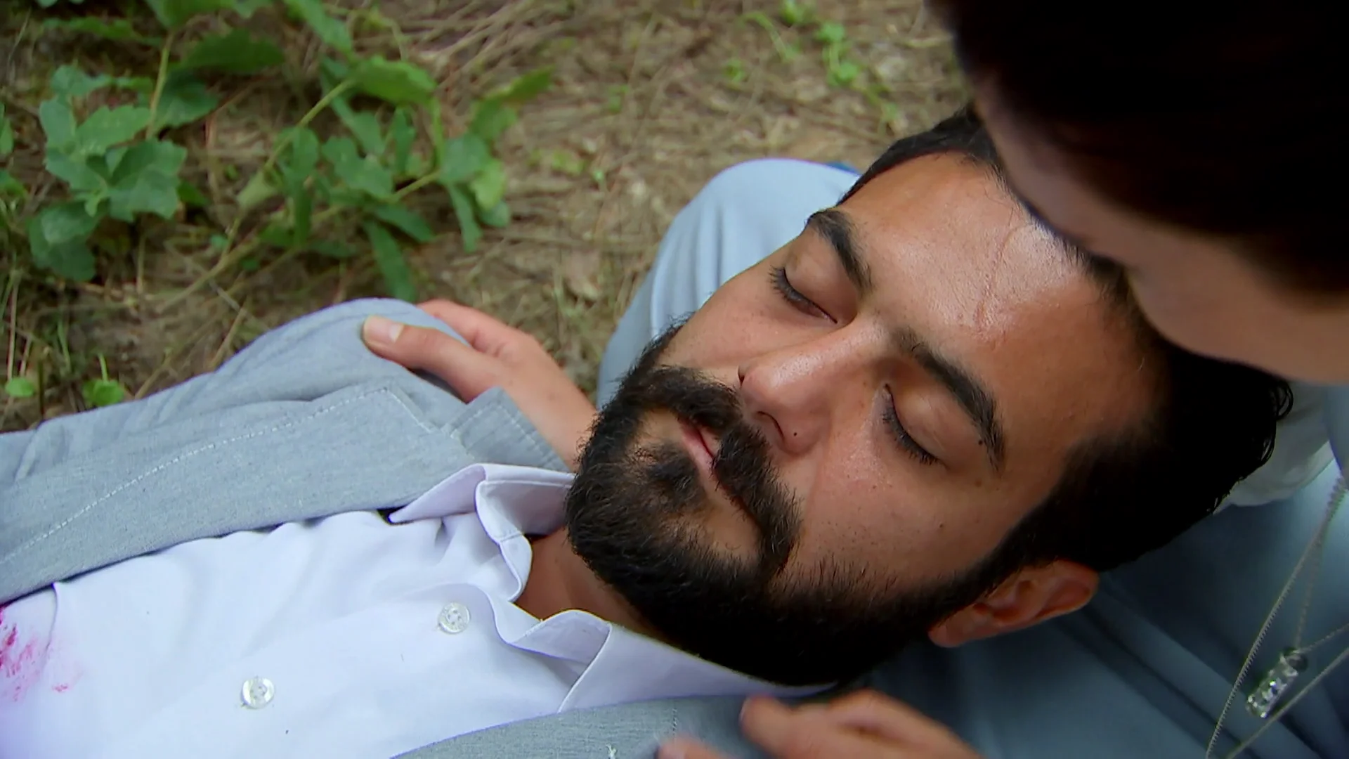 Melek llora desconsoladamente al ver a Azad muerto 