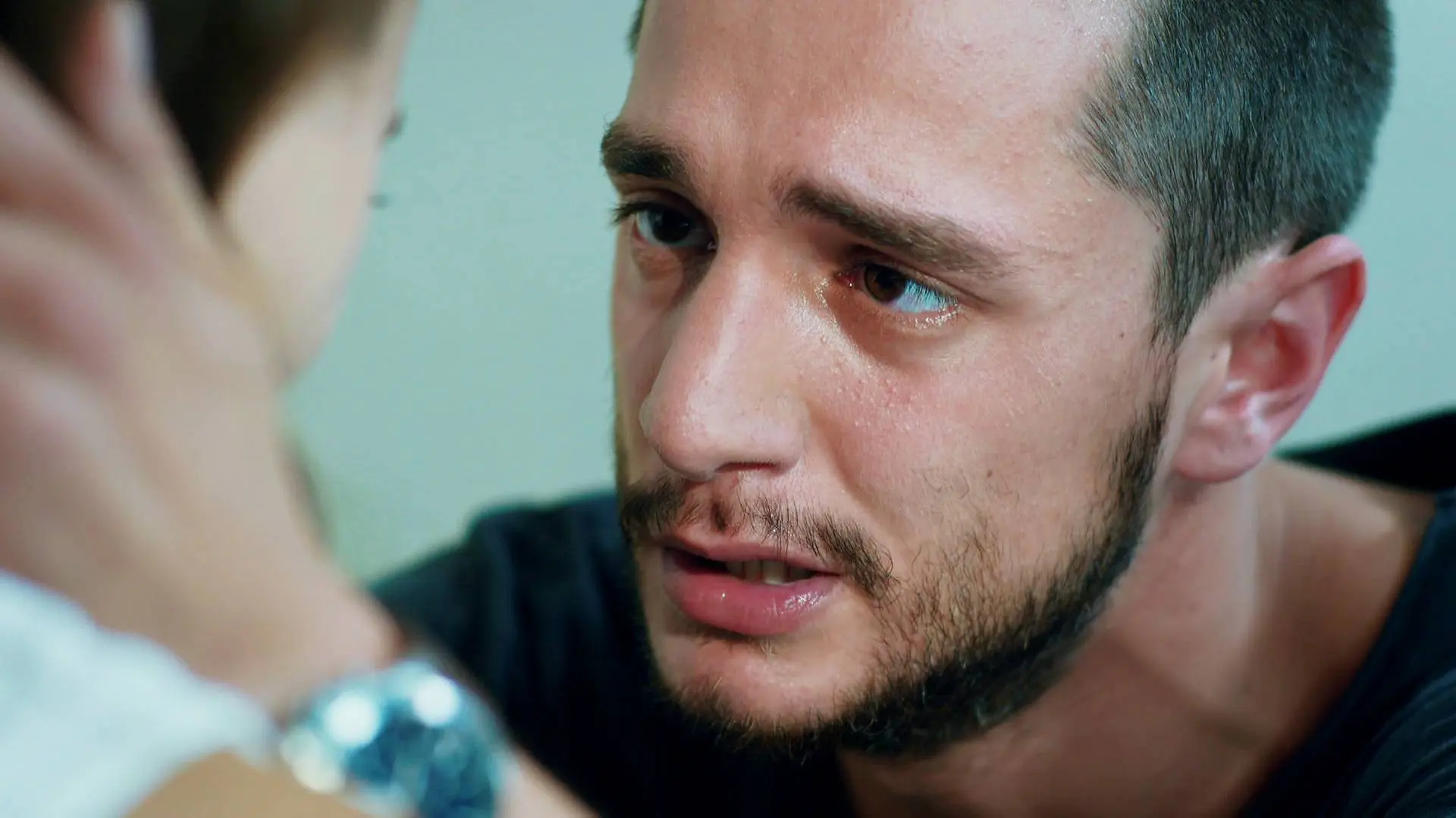 Cihan sobrevive a su intento de suicidio y lucha por el amor de Gülru Cihan sobrevive a su intento de suicidio y lucha por el amor de Gülru