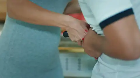 Gülru acuchilla a Ömer accidentalmente Gülru acuchilla a Ömer accidentalmente
