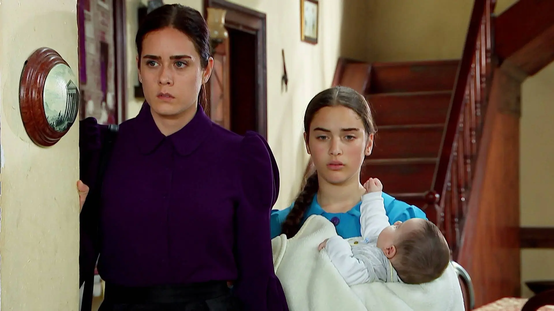 La tensión en la mansión de los Kirman se palpa en el aire y Melek y Zehra intentan huir de allí sin mucho éxito La tensión en la mansión de los Kirman se palpa en el aire y Melek y Zehra intentan huir de allí sin mucho éxito