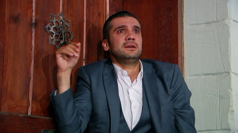 Devra ve a Azad en todos los rincones de la casa y decide poner a la venta la mansión 