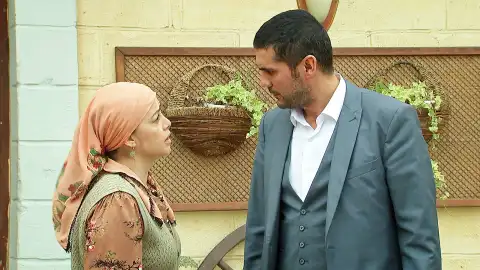 Fatma intenta convencer a Devra para no venda la mansión Fatma intenta convencer a Devra para no venda la mansión