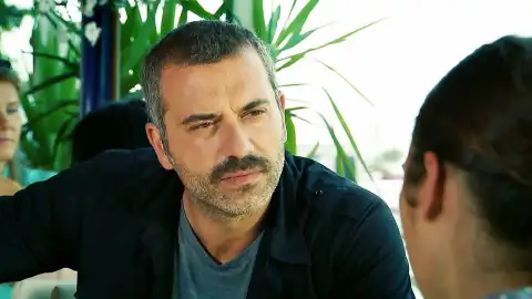 Zehra se cruza con su padre biológico en Estambul mientras Melek lucha por encontrarla desde una celda Zehra se cruza con su padre biológico en Estambul mientras Melek lucha por encontrarla desde una celda