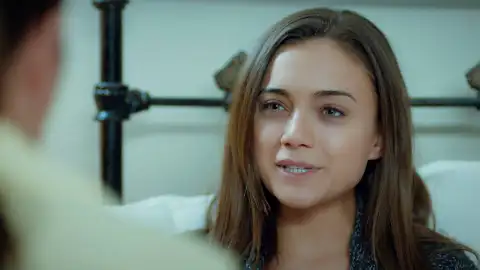 Gülru confiesa a su hermana Mesude que sigue enamorada de Ömer Gülru confiesa a su hermana Mesude que sigue enamorada de Ömer