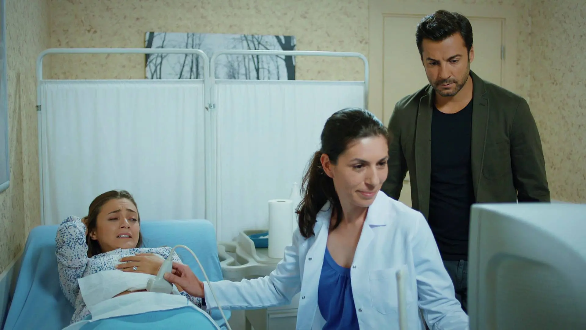 Ömer reclama sus derechos como padre y Gülru sufre una complicación en su embarazo 