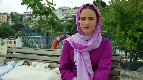 Zehra huye de los Kirman con su hijo mientras Melek se enfrenta graves cargos tras su detención en Estambul Zehra huye de los Kirman con su hijo mientras Melek se enfrenta graves cargos tras su detención en Estambul