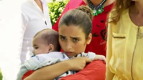 Zehra se mete en la boca del lobo Zehra se mete en la boca del lobo