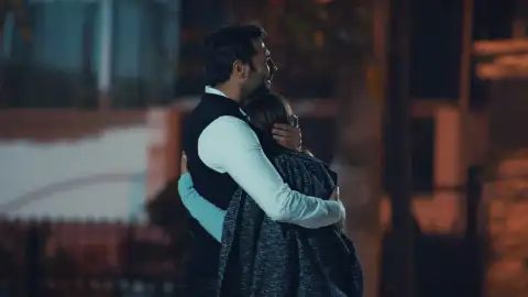 Gülru y Ömer lloran la muete del bebé que estaban esperando Gülru y Ömer lloran la muete del bebé que estaban esperando