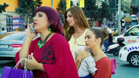 El oscuro plan de la señora Sultán: Zehra está atrapada en una red de prostitución mientras su verdadero padre intenta salvarla El oscuro plan de la señora Sultán: Zehra está atrapada en una red de prostitución mientras su verdadero padre intenta salvarla