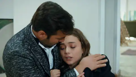 Gülru pierde a su bebé tras caerse por las escaleras de la mansión Sipahi y culpa a Gülfem de lo ocurrido Gülru pierde a su bebé tras caerse por las escaleras de la mansión Sipahi y culpa a Gülfem de lo ocurrido