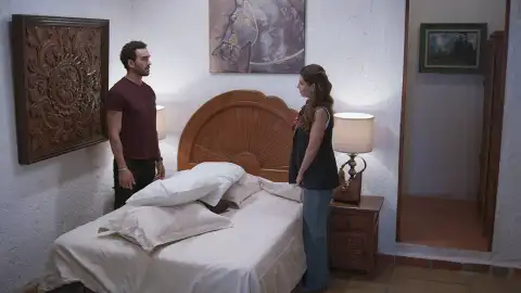 Martín y Alicia pasan la noche en un hotel Martín y Alicia pasan la noche en un hotel