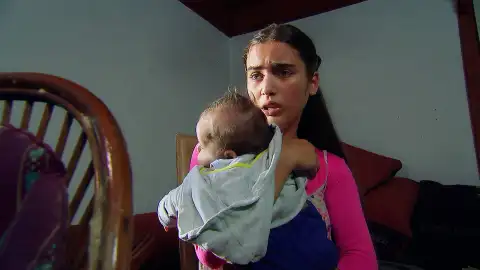 Zehra huye de la mansión de los Saruhan para evitar ser capturada por Devra y Alí Zehra huye de la mansión de los Saruhan para evitar ser capturada por Devra y Alí