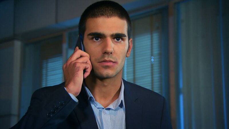 Ali se lleva a Yamal del hospital sin que Zehra lo sepa y le pone una condición para devolverlo