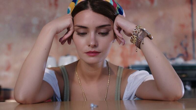 El serio dilema al que se enfrenta Günes, la hermana pequeña de Azra